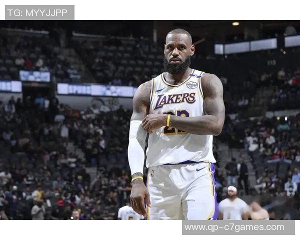 2000年NBA总决赛第四场湖人与步行者的激烈对决与传奇时刻回顾 2000年NBA总决赛第四场湖人与步行者的激烈对决与传奇时刻回顾